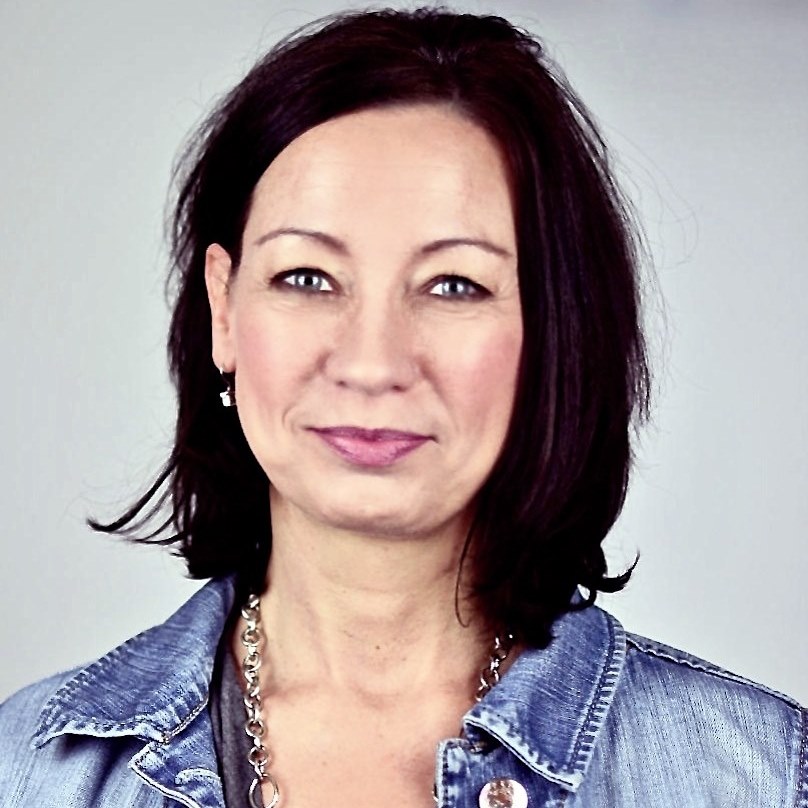 Claudia Gund, Autorin beiInnen klar mit kurzen dunklen Haaren, offenem Blick und Jeansjacke – authentisches Autorenporträt.