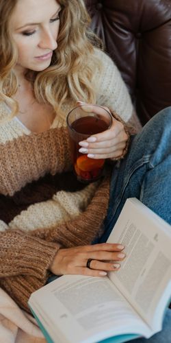 Resilienz – kleines Gänseblümchen wächst in trockenem, sandigem Boden.