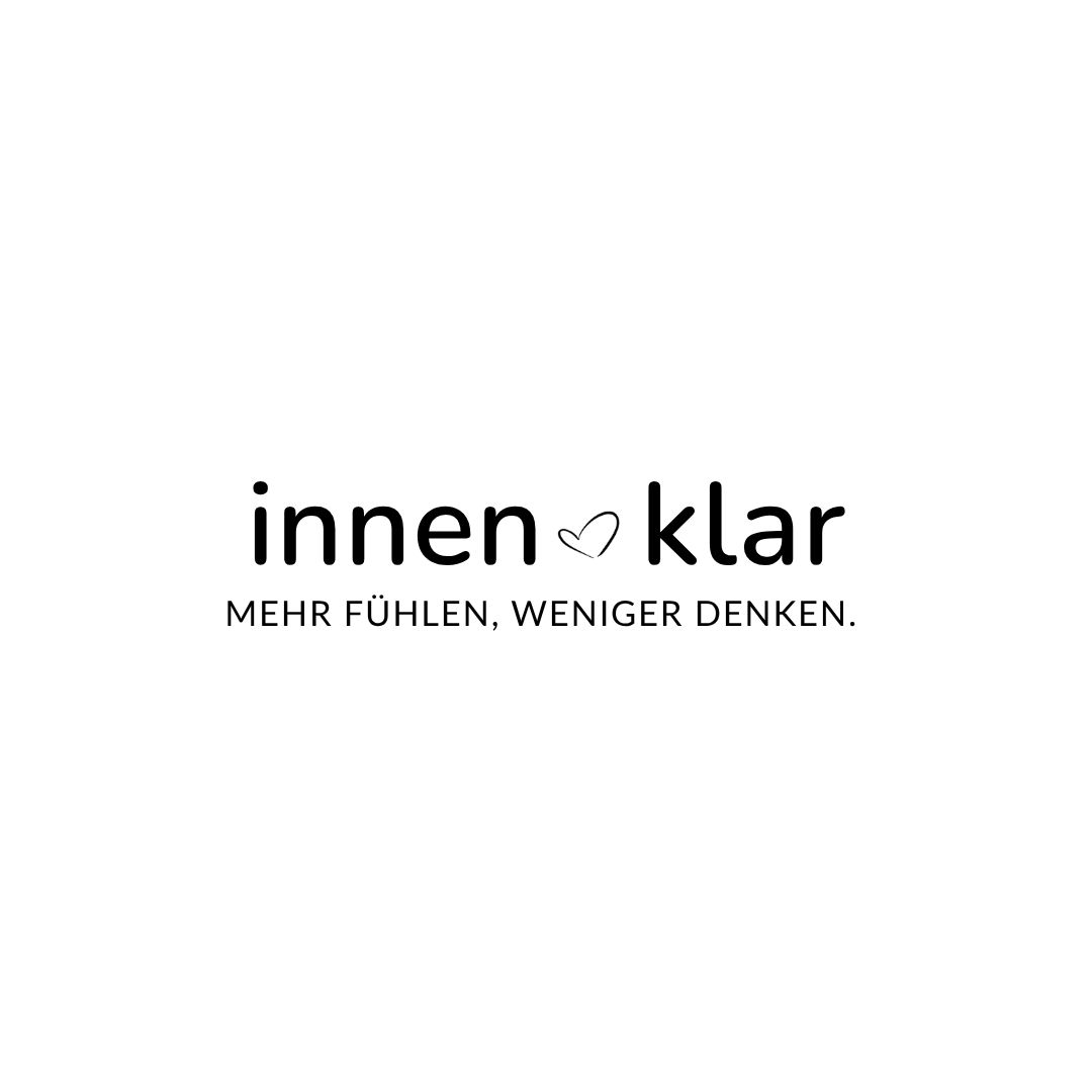 Dankbarkeitstagebuch – Hand schreibt „I am grateful“ in ein Notizbuch.