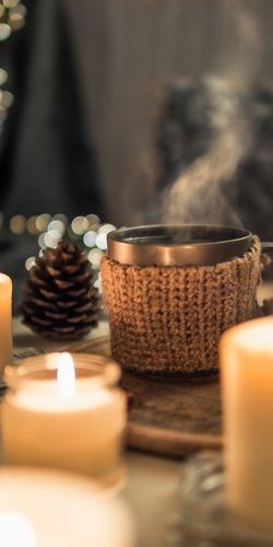 Resilienz – kleines Gänseblümchen wächst in trockenem, sandigem Boden.