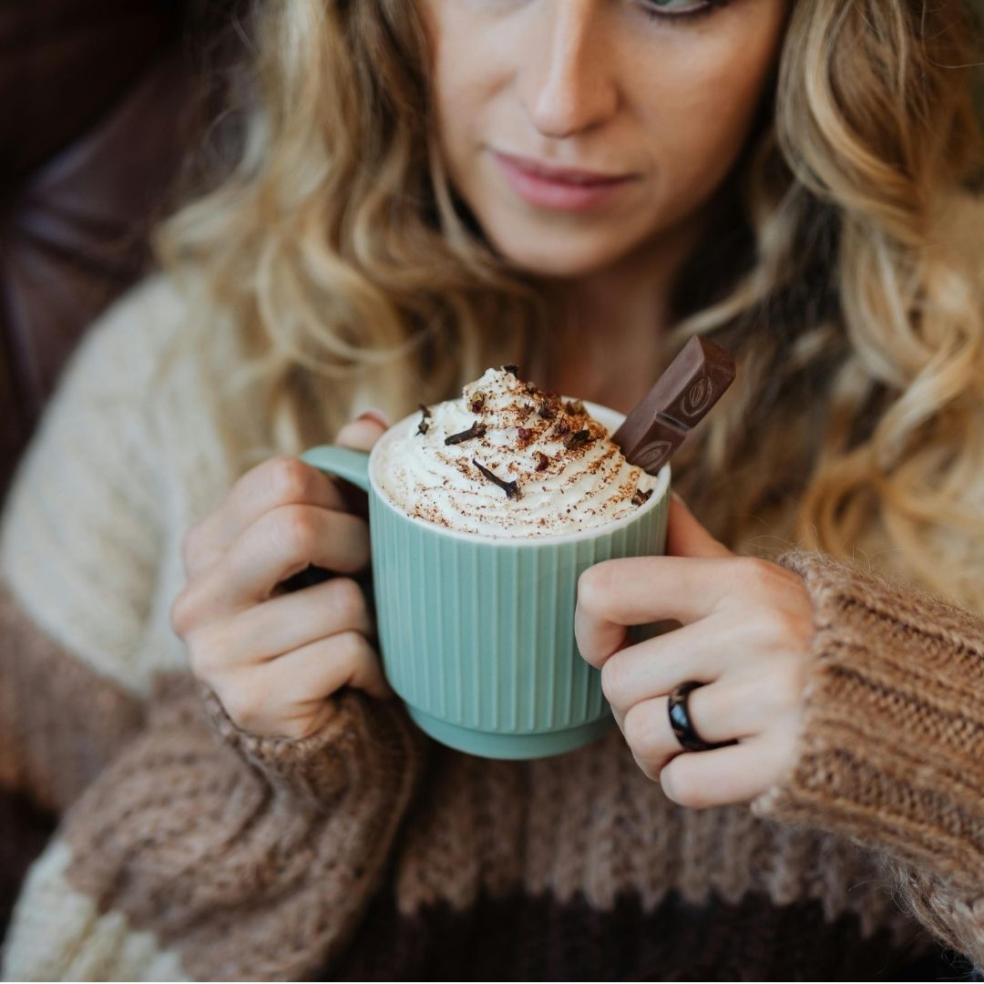 Dankbarkeitstagebuch – Hand schreibt „I am grateful“ in ein Notizbuch.