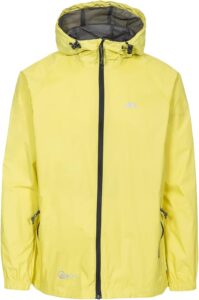 Gelbe Trespass Qikpac Regenjacke als Produkttipp für Walking bei Regen