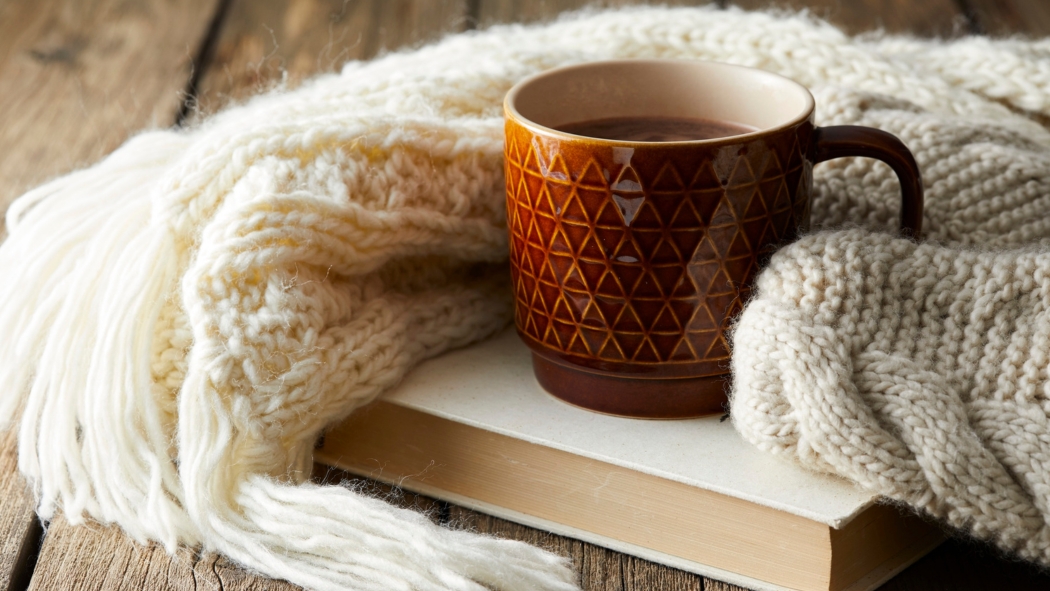 Kuschelzeit mit Buch, Tasse und Decke